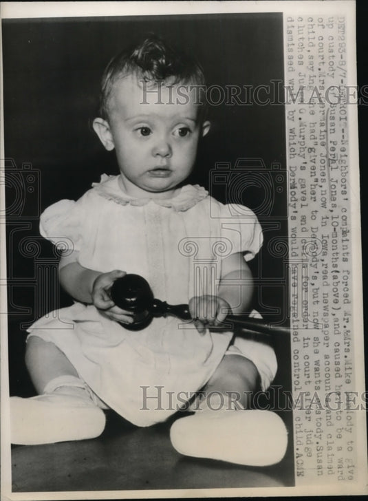1947 Press Photo Susan Peral Jones holds a gavel during her custody Trial
