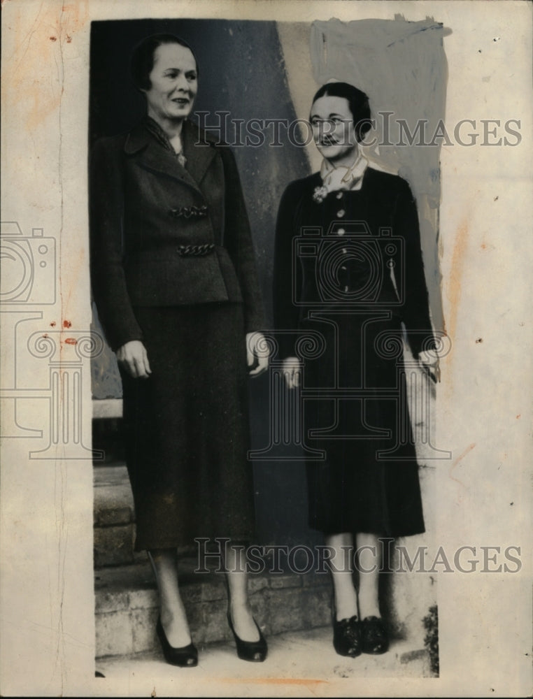1935 Press Photo Mrs Wallis Simpson, Mrs Herman Rogers at Villa Lou Viei, Cannes