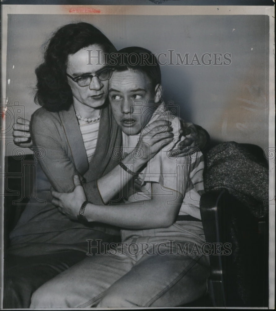 1956 Press Photo Kathleen Williams hugs her son Tommy as jury decides his fate