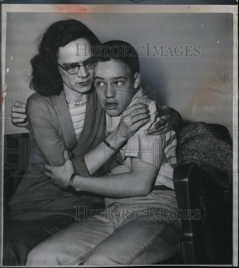 Load image into Gallery viewer, 1956 Press Photo Kathleen Williams hugs her son Tommy as jury decides his fate
