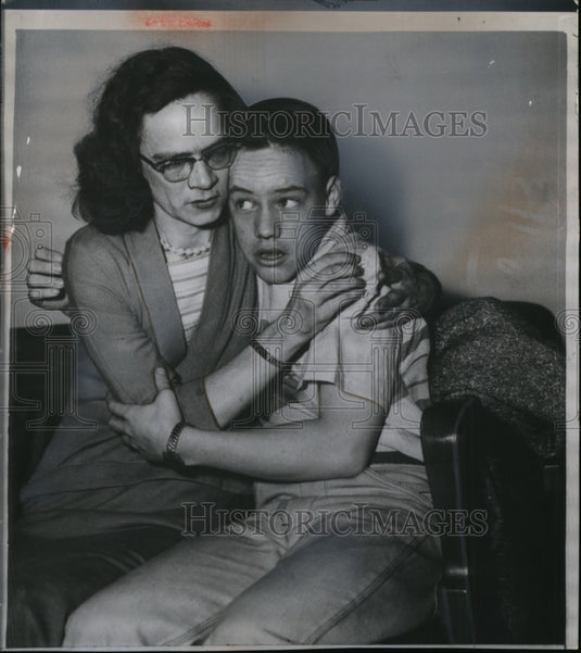 1956 Press Photo Kathleen Williams hugs her son Tommy as jury decides his fate