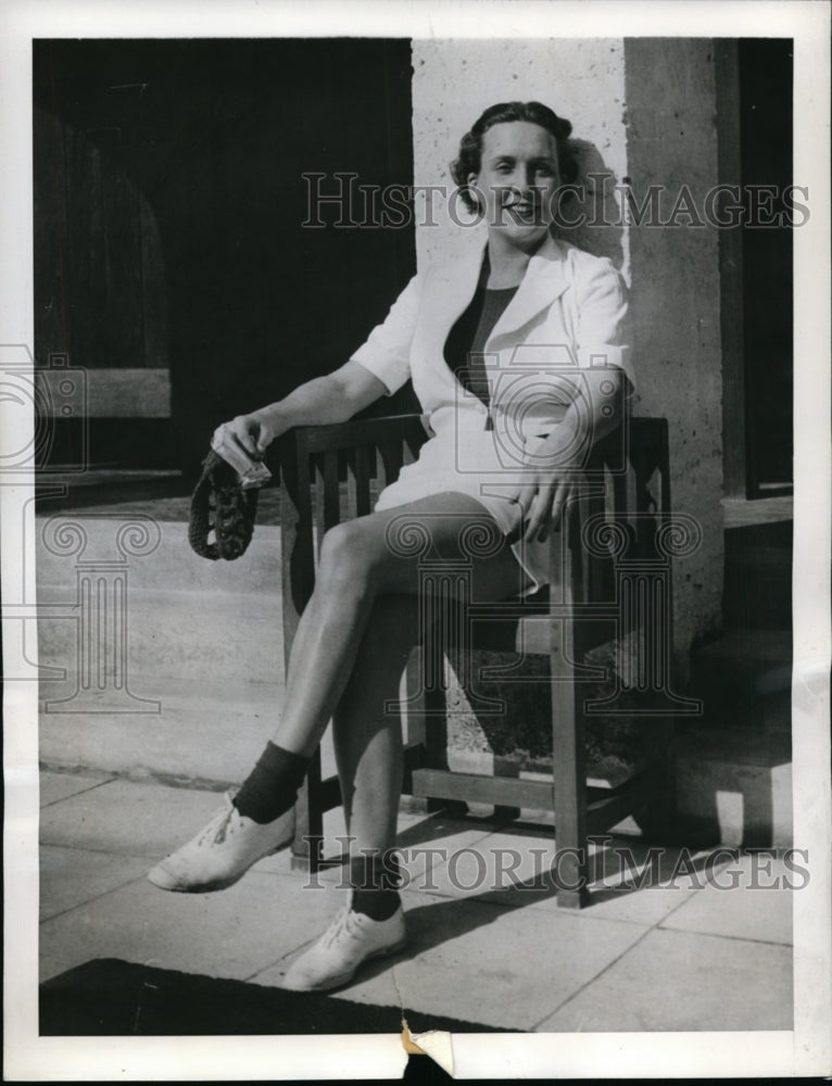 Load image into Gallery viewer, 1943 Press Photo Ruth Fahnestock spending winter at Bermuda - nef46511
