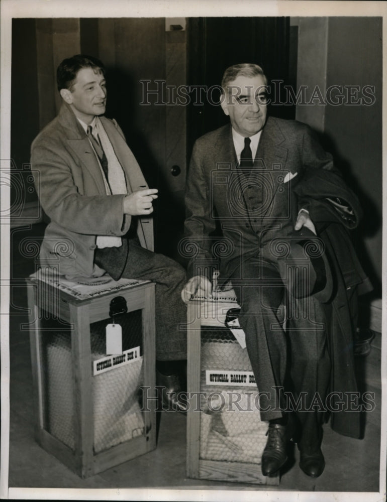 Load image into Gallery viewer, 1938 Press Photo Young, Jr talks with Ertle over alleged election fraud
