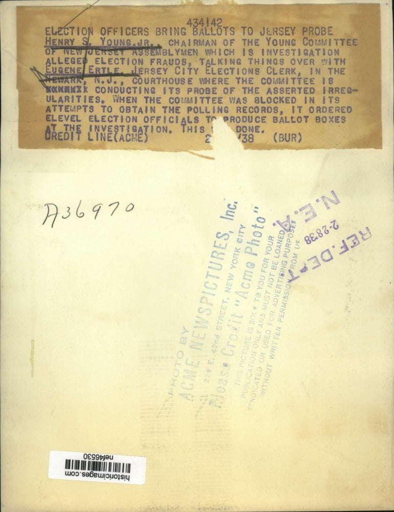 Load image into Gallery viewer, 1938 Press Photo Young, Jr talks with Ertle over alleged election fraud
