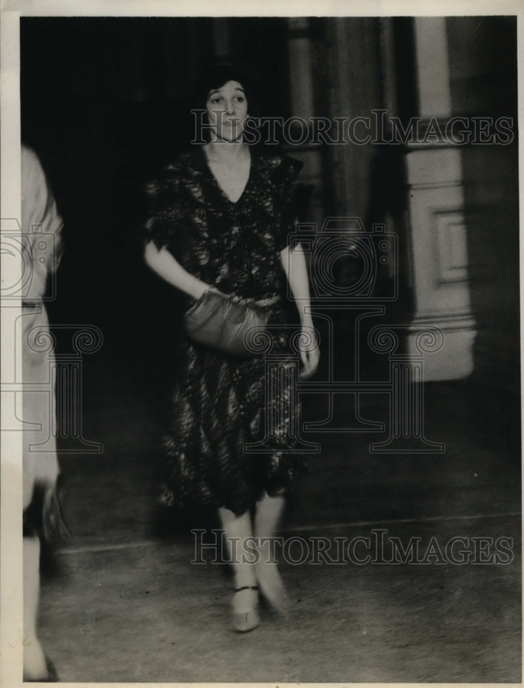 1930 Press Photo Julia Morris in the Federal Building after her arrest