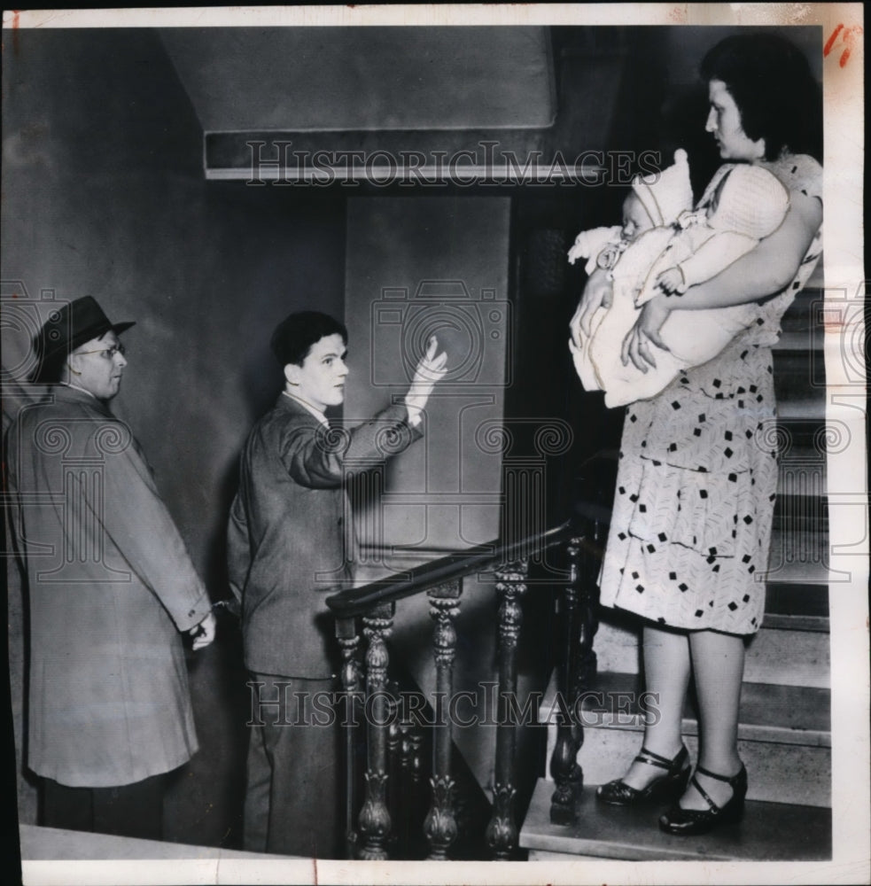 1950 Press Photo Roland Yinger Waves to Wife in Custody of Parole Officer