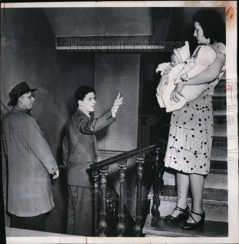 Load image into Gallery viewer, 1950 Press Photo Roland Yinger Waves to Wife in Custody of Parole Officer
