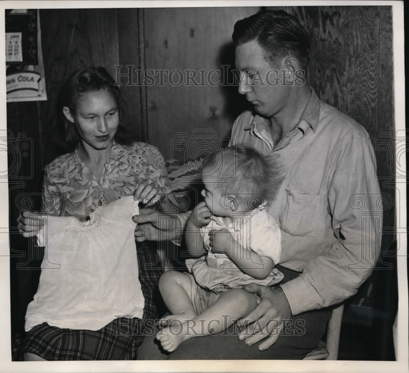 Load image into Gallery viewer, 1945 Press Photo Mr. and Mrs. C.A. McGill fondle dress belonging to daughter
