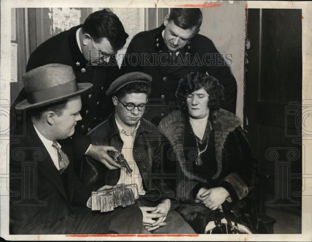 1931 Press Photo Mrs.Anna Cohen finds son Sam Cohen a Bank Bandit - nef46588