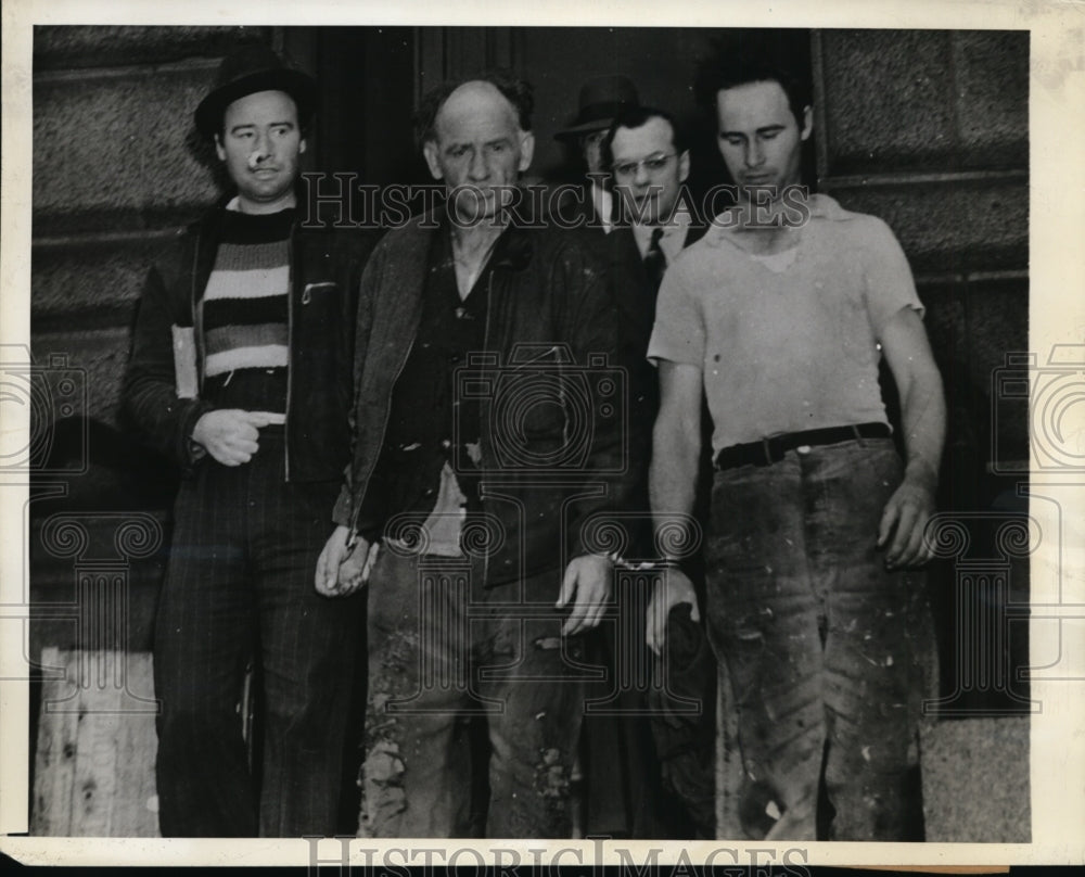 1943 Press Photo Paul Perkins & Family Leaving Court on Resisted Draft Arrest