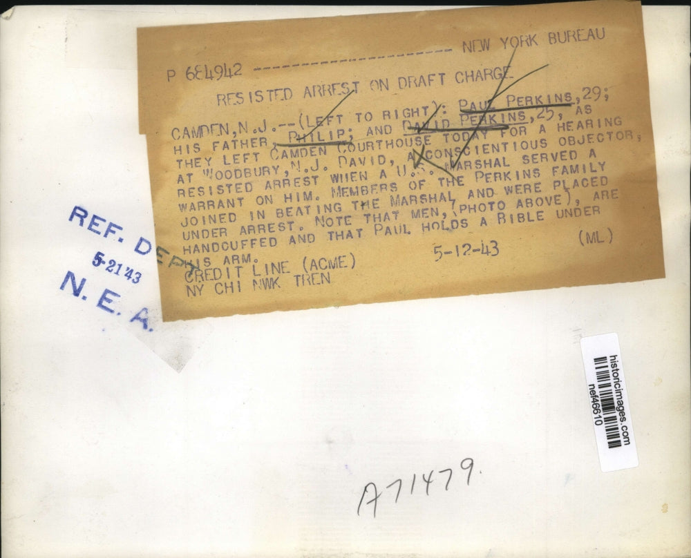 1943 Press Photo Paul Perkins & Family Leaving Court on Resisted Draft Arrest