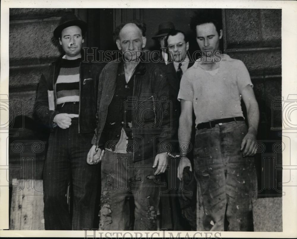 1943 Press Photo Paul Perkins & Family Leaving Court on Resisted Draft Arrest