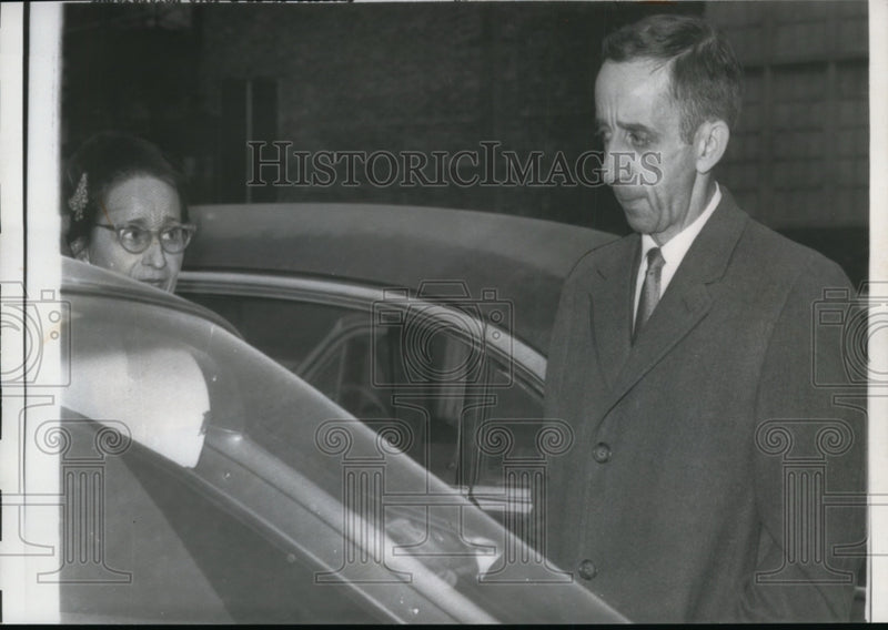Load image into Gallery viewer, 1961 Press Photo Benedict Chilla, sister Mrs. Andrew Witko leaving office
