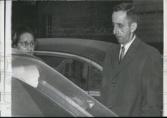 1961 Press Photo Benedict Chilla, sister Mrs. Andrew Witko leaving office