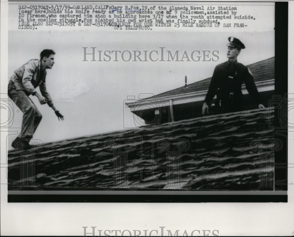 1959 Press Photo Gary R. Fox holds his kife ready as he approaches policeman