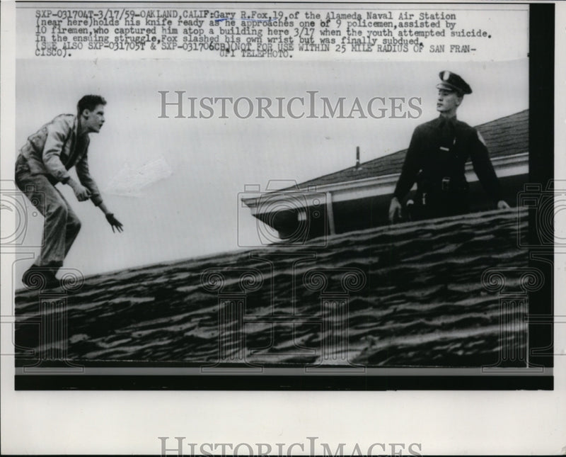 Load image into Gallery viewer, 1959 Press Photo Gary R. Fox holds his kife ready as he approaches policeman
