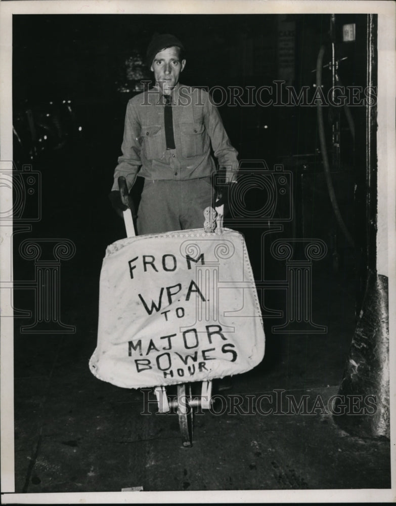 1937 Press Photo John Dale w WPA Wheelbarrow - nef46732