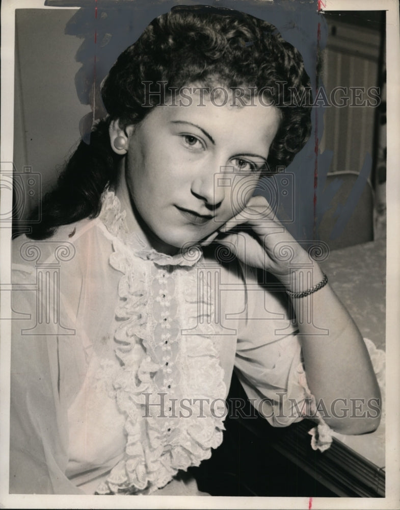 Load image into Gallery viewer, 1954 Press Photo Delphine Ulatowski Victim of Cleveland Peeping Tom - nef46746
