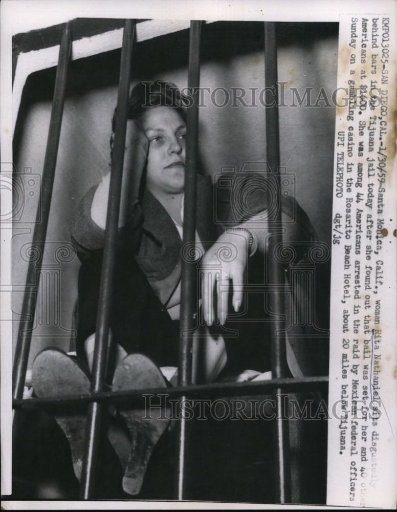 Load image into Gallery viewer, 1959 Press Photo Rita Nathaniel held by Mexican Federal Officers for Gambling
