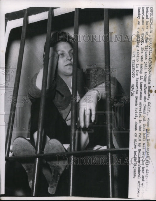 1959 Press Photo Rita Nathaniel held by Mexican Federal Officers for Gambling
