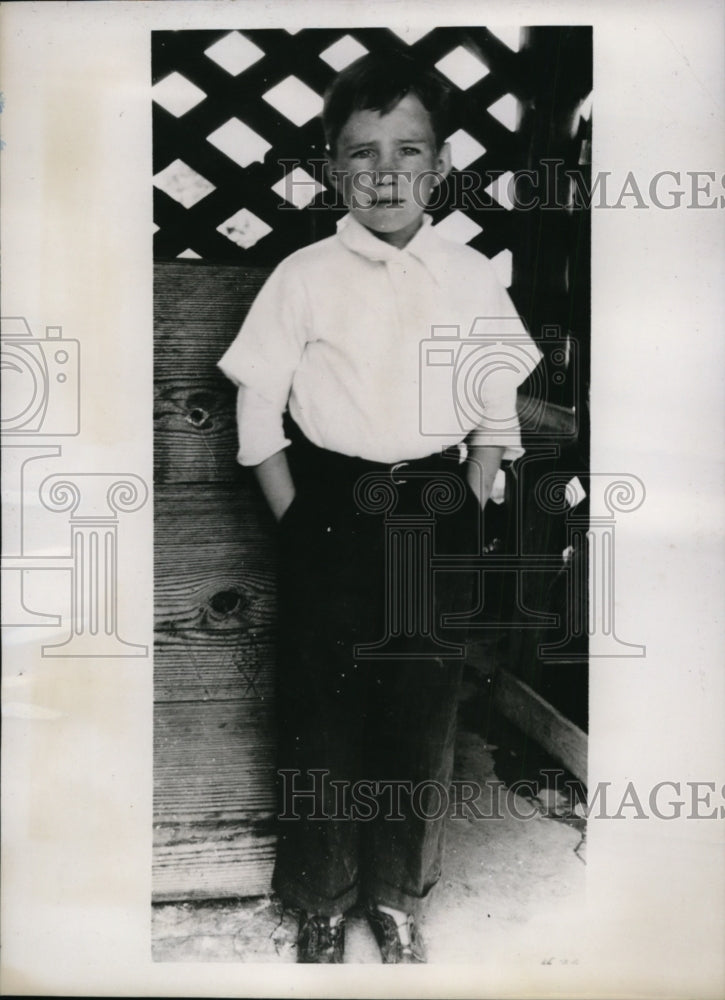 1938 Press Photo Bryant Rowland Stands Beside Well His Mother Threw Him in