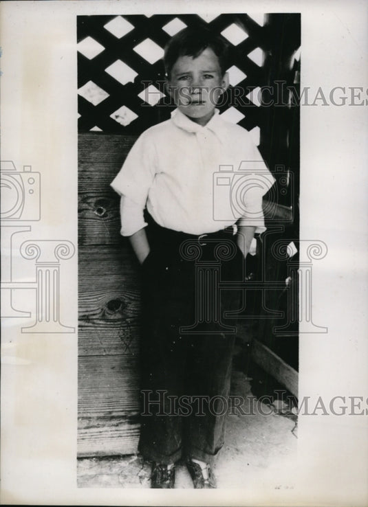 1938 Press Photo Bryant Rowland Stands Beside Well His Mother Threw Him in