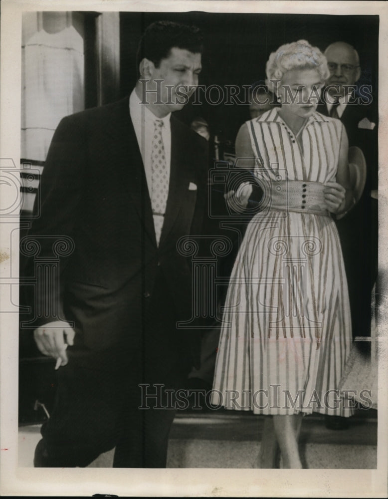 Load image into Gallery viewer, 1954 Press Photo Attorney Bass, Bobo leave courthouse after divorce settlement
