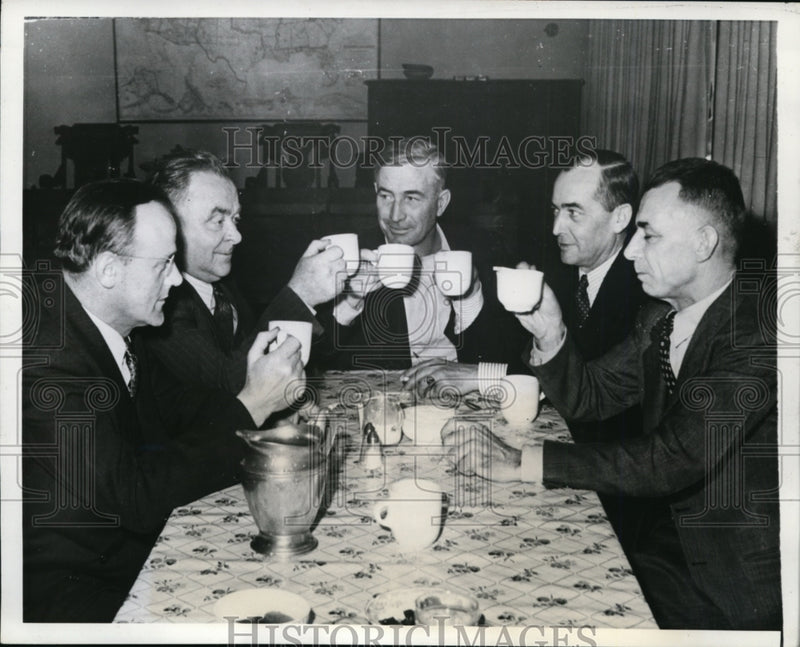 Load image into Gallery viewer, 1941 Press Photo Defendants in Minneapolis mass trial of 82 person - nef46921
