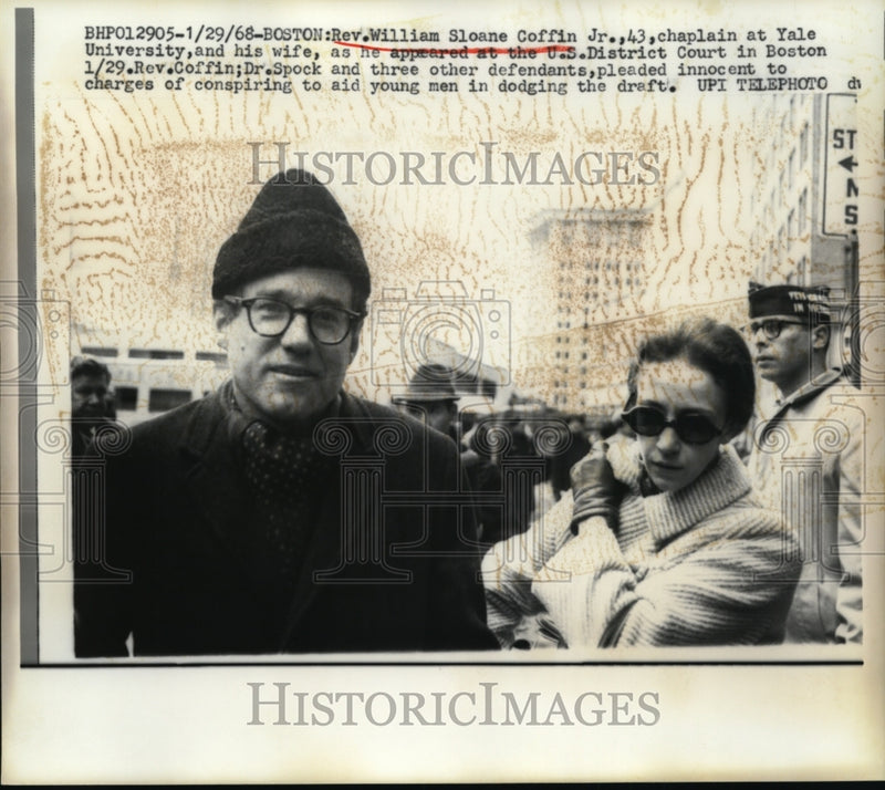 Load image into Gallery viewer, 1968 Press Photo Rev.William Sloane Coffin Jr. Chaplain at Yale univ with wife
