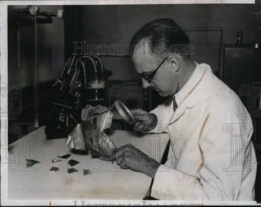 1933 Press Photo Dr.C.W. Muehlberger Chicago Chemist examined Bomb Wrecked plane