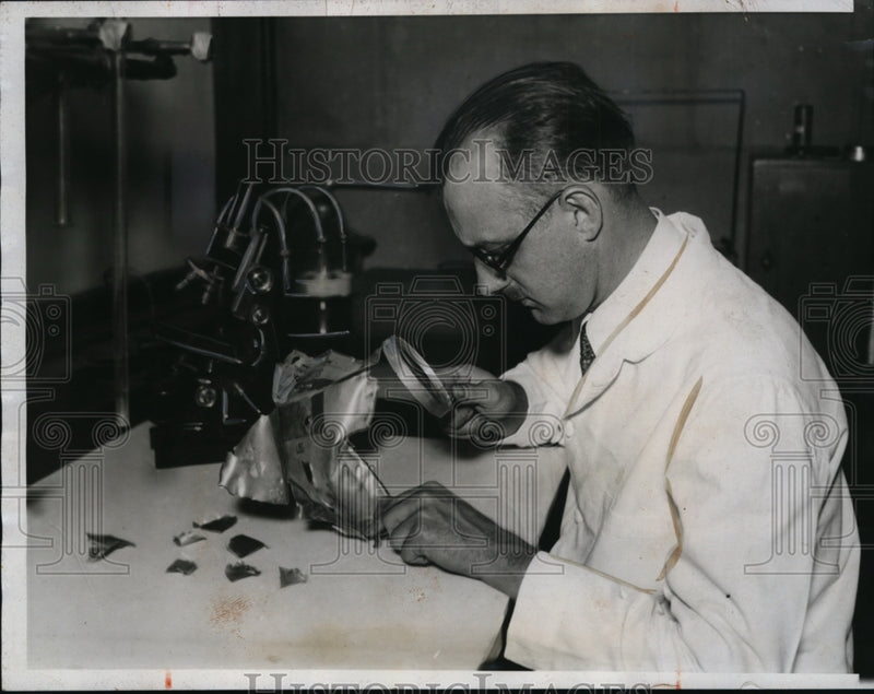 Load image into Gallery viewer, 1933 Press Photo Dr.C.W. Muehlberger Chicago Chemist examined Bomb Wrecked plane
