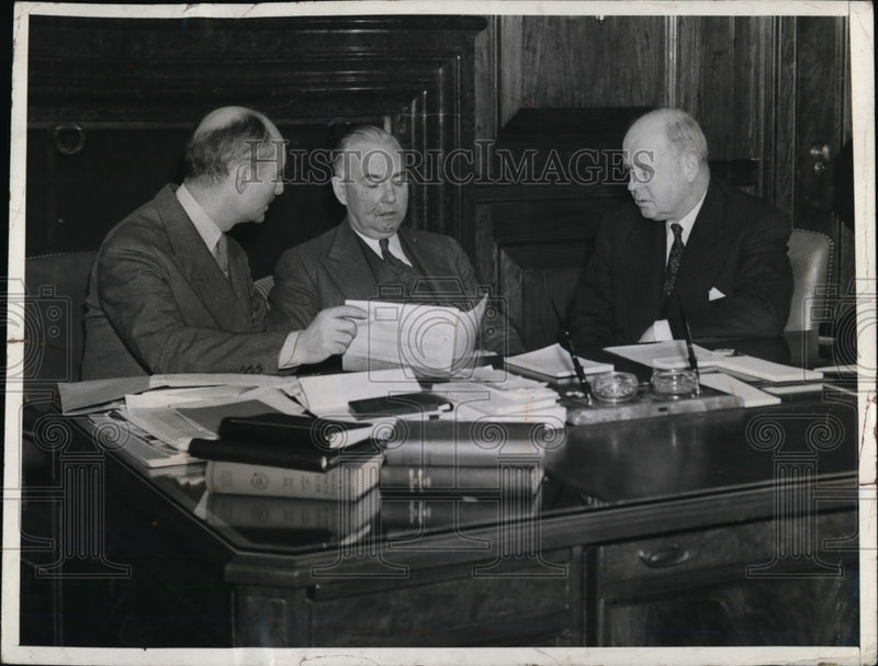 Load image into Gallery viewer, 1941 Press Photo Bryong Price Begins Job After Being Sworn in - nef46942
