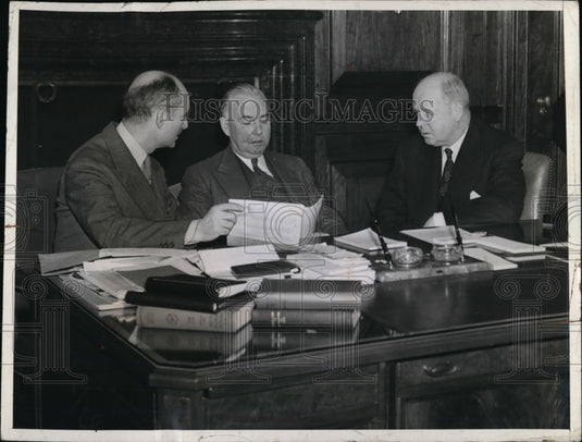 1941 Press Photo Bryong Price Begins Job After Being Sworn in - nef46942