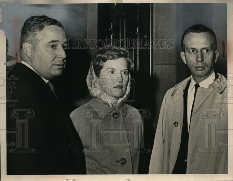 Load image into Gallery viewer, 1963 Press Photo Attending Trinity Cathedral - nef47015
