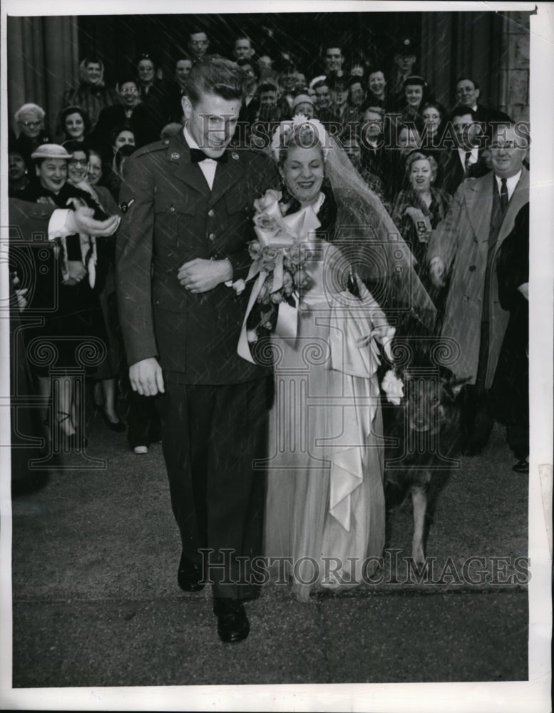 1952 Press Photo Pfc William Womack & His Bride Kathleen with Her Seeing Eye Dog