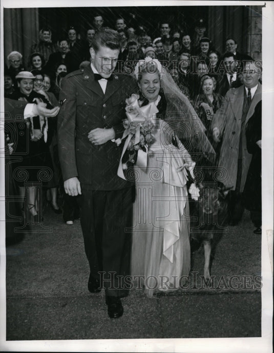 1952 Press Photo Pfc William Womack & His Bride Kathleen with Her Seeing Eye Dog