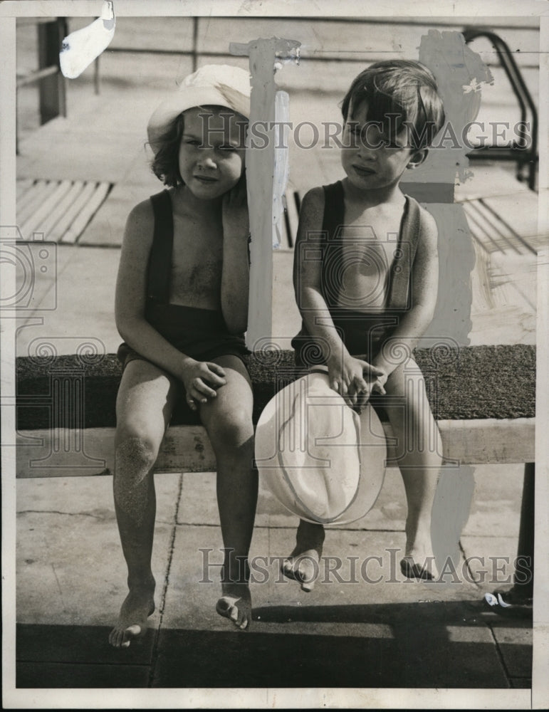 Load image into Gallery viewer, 1933 Press Photo Patsy &amp; Peter Pulitzer at Sea Spray Beach, palm Beach Florida

