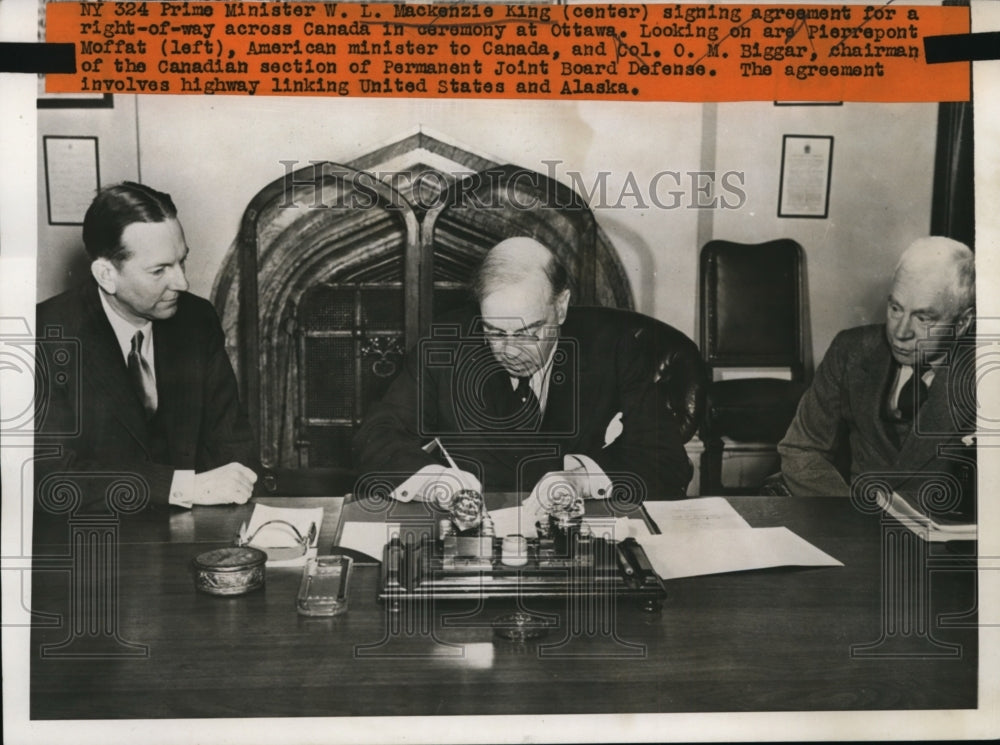 1942 Press Photo Prime Minister W.L Mackenzie King signing agreement