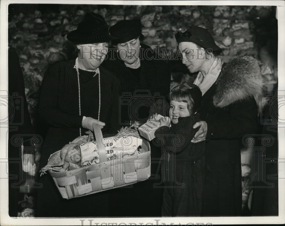 1937 Press Photo Lady Lindsay, Mrs. Cordell Hull Giving Salvation Army Baskets