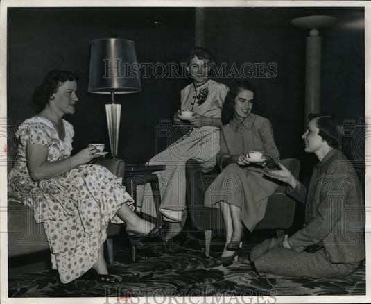 1954 Press Photo Farm Wives Drink Tea at Statler Hotel, Washington - nef47227