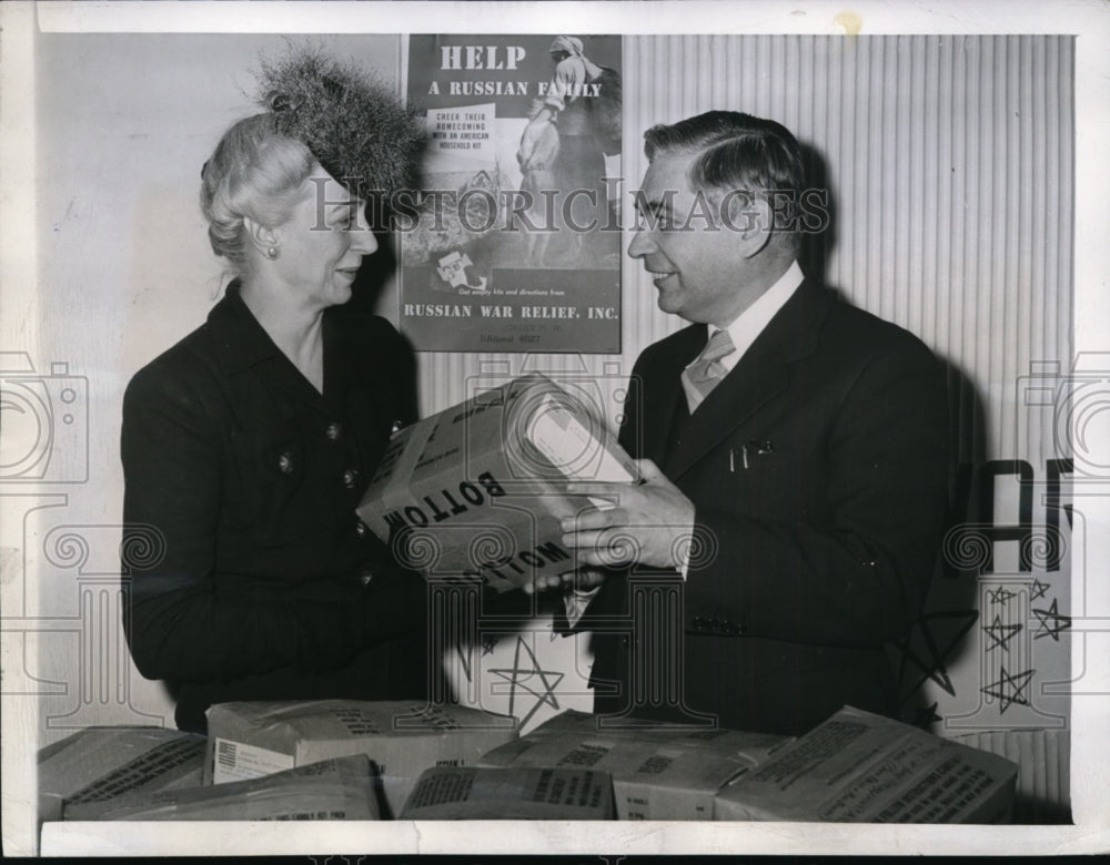 1944 Press Photo Russian Red Cross Representative Receives Kits - nef47293