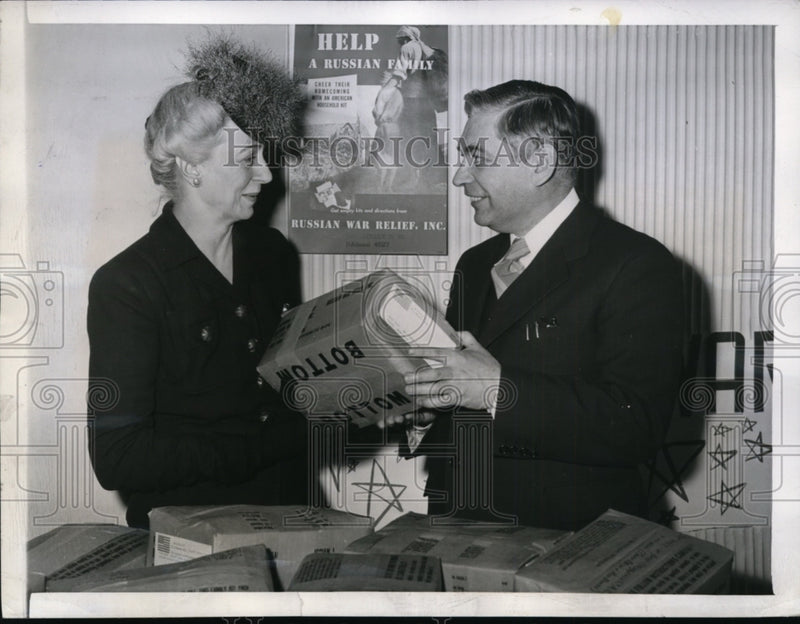 Load image into Gallery viewer, 1944 Press Photo Russian Red Cross Representative Receives Kits - nef47293
