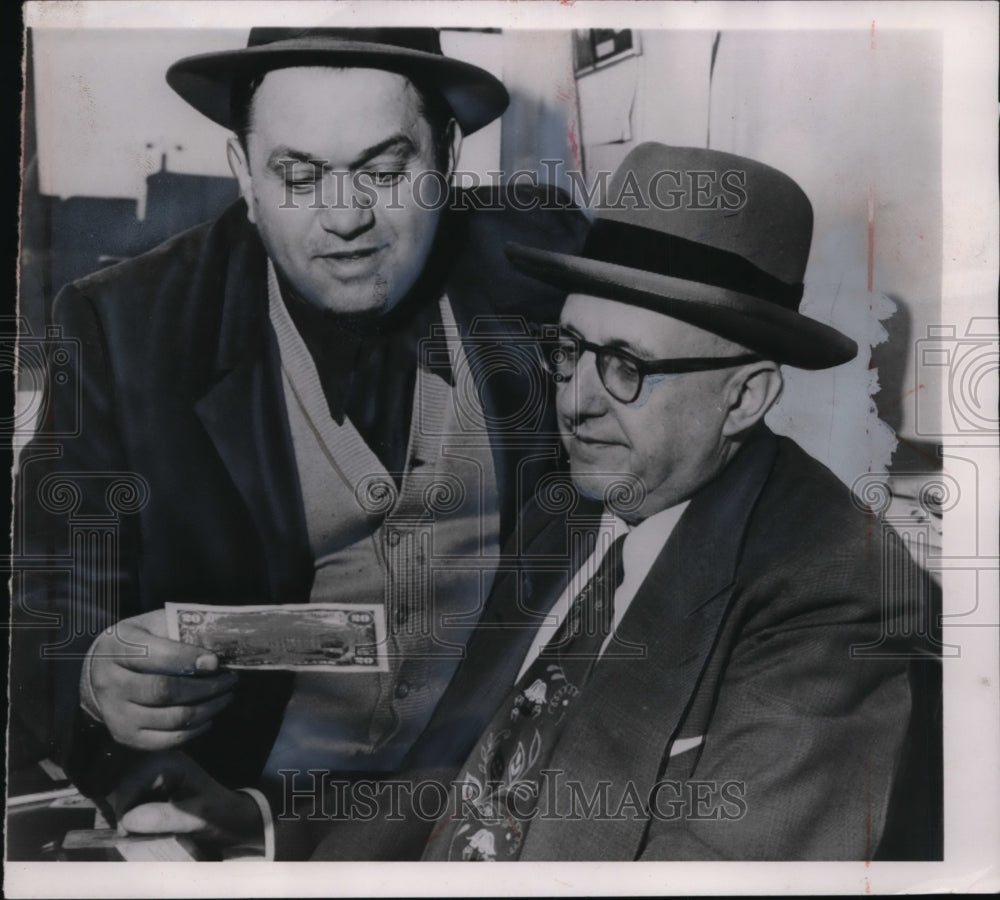 1954 Press Photo National Produce Co. Executives w Stolen $20 Bill from Treasury