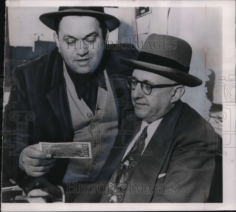 Load image into Gallery viewer, 1954 Press Photo National Produce Co. Executives w Stolen $20 Bill from Treasury
