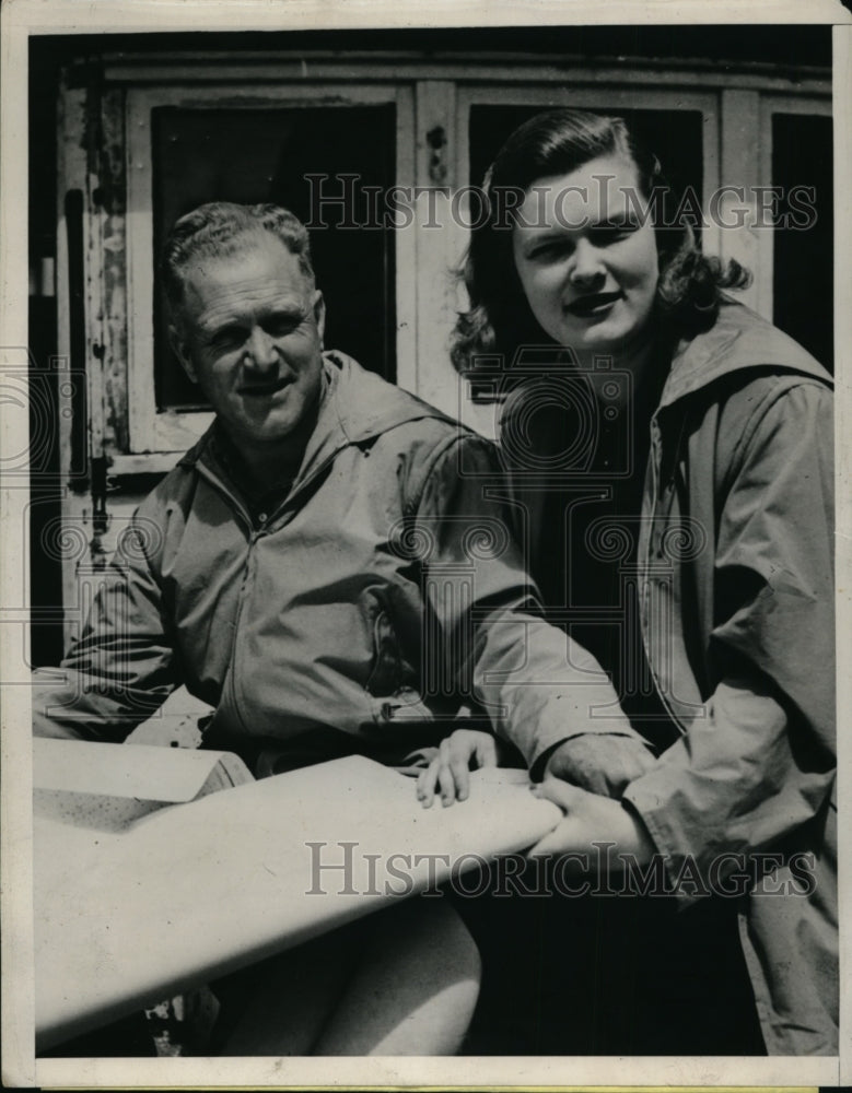 Load image into Gallery viewer, 1939 Press Photo Reverend Homer F Kellems and Daughter Vivienne Sail Pandora
