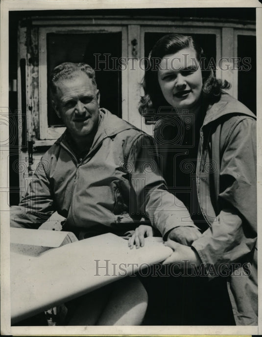 1939 Press Photo Reverend Homer F Kellems and Daughter Vivienne Sail Pandora