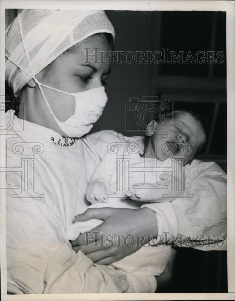 Load image into Gallery viewer, 1939 Press Photo Yehudi Menuhin &amp; Nola Nichols Daughter Zamira with June Krueger
