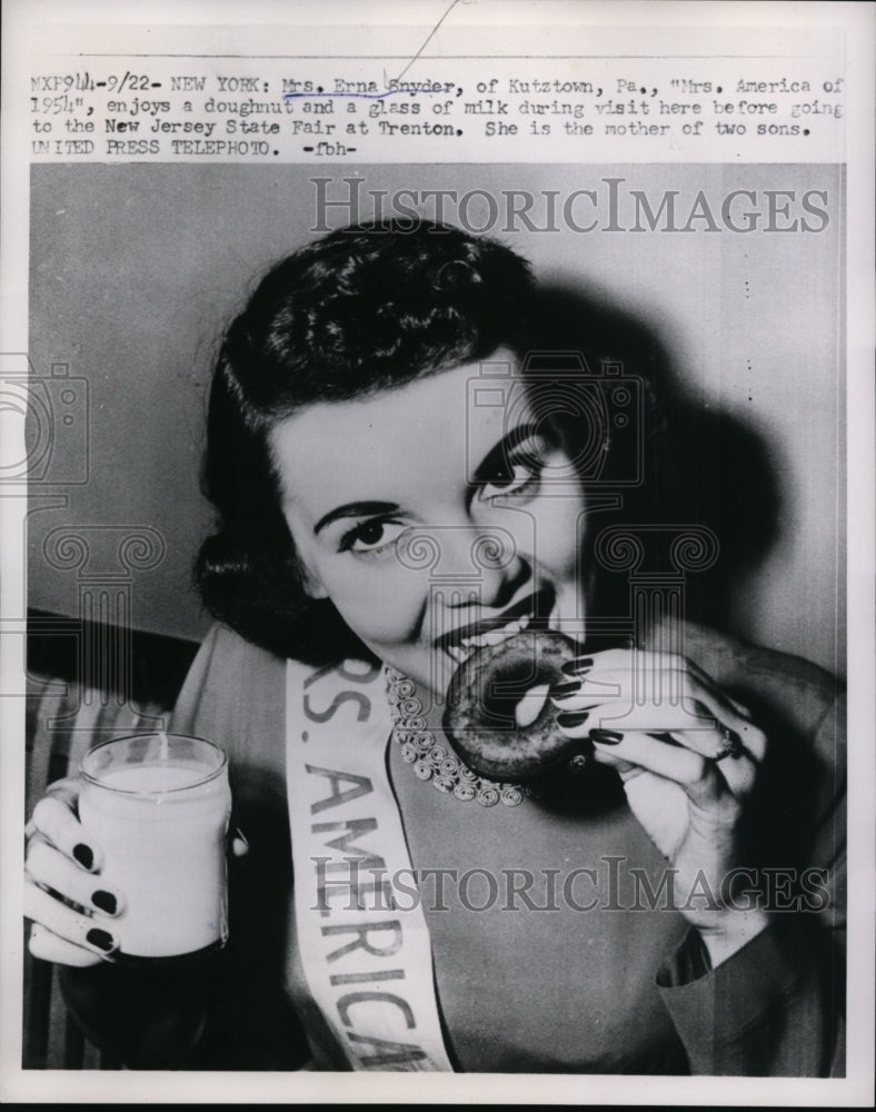 1953 Press Photo Erna Snyder, Miss America, Eating Donut in New York - nef47435