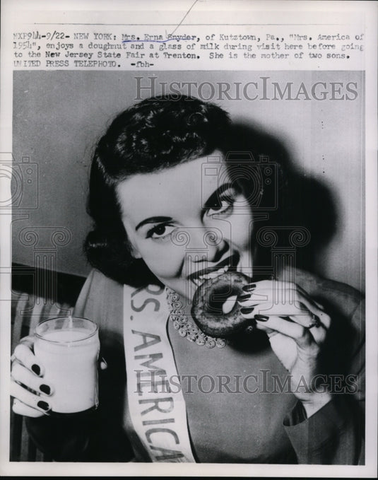1953 Press Photo Erna Snyder, Miss America, Eating Donut in New York - nef47435
