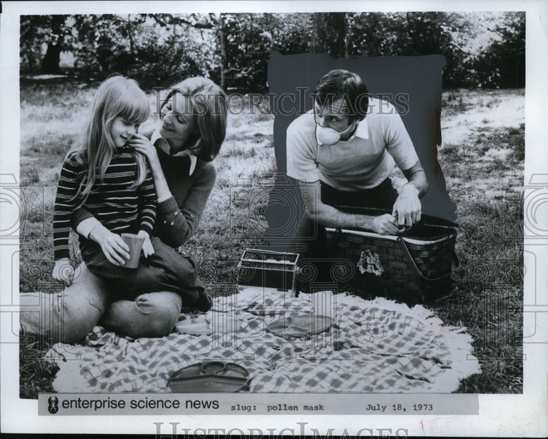 Load image into Gallery viewer, 1973 Press Photo Family Picnic - nef47543
